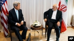 Menlu AS John Kerry (kiri) dan Menlu Iran Mohammad Javad Zarif di Jenewa, Swiss (14/1).