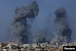 Asap dan puing-puing membubung di Gaza, di tengah konflik yang sedang berlangsung antara Israel dan Hamas, terlihat dari Israel selatan, 11 Desember 2023. (Foto: REUTERS/Clodagh Kilcoyne)