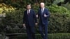 Presiden AS Joe Biden (kanan) dan Presiden China Xi Jinping berjalan bersama setelah pertemuan Pemimpin Kerja Sama Ekonomi Asia-Pasifik (APEC) di Woodside, California pada 15 November 2023. (Foto: AFP)