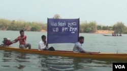 Villagers living along the Sesan river in northeastern Cambodia protest the construction of the Sesan 2 dam, file photo. 