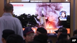 Pengunjung stasiun Seoul, Korea Selatan menyaksikan penayangan berita terkait peluncuran misil Korut, 31 Oktober 2019.