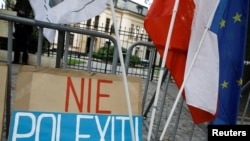 Sebuah spanduk yang bertuliskan "No polexit" terpampang di luar kantor Mahkamah Konstitusi Polandia di Warsawa pada 22 September 2021. (Foto: Reuters/Kacper Pempel)