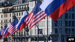 Bendera AS dan Rusia berkibar di jembatan Mont-Blanc menjelang pertemuan puncak AS-Rusia, pada 15 Juni 2021 di Jenewa. (Foto: AFP)