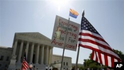 Para pendukung peraturan imigrasi di negara bagian Arizona melakukan unjuk rasa di depan Mahkamah Agung AS di Washington DC (foto: dok).
