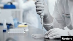 Seorang peneliti bekerja di lab yang dijalankan oleh Moderna Inc, dalam gambar diam tak bertanggal dari video. (Foto: Reuters)