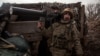 Seorang anggota pasukan Ukraina tampak membawa senjata anti-drone saat berada di dalam parit perlindungan di garis depan pertempuran di Horlivka, Ukraina, pada 1 Maret 2023. (Foto: Reuters/Oleksandr Ratushniak)