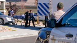 Petugas Koroner wilayah Los Angeles tampak membawa keluar jasad dari dalam rumah di mana lima orang, empat diantaranya adalah anak-anak, ditemukan tewas tertembak di Lancaster, California, Los Angeles, pada 29 November 2021. (Foto: AP/Ringo H. W. Chiu)