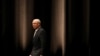 Mantan menteri luar negeri AS Colin Powell tampak berjalan di atas panggung dalam sebuah seminar di Tokyo, Jepang, pada 18 Juni 2014. (Foto: AP/Eugene Hoshiko)