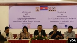 កិច្ចពិភាក្សា​អំពី​បញ្ហា​ប្រឈម​របស់​កម្មការិនី​សំណង់​ ក្នុង​សិក្ខាសាលា​ស្តីពី​កិច្ចគាំពារ​សម្រាប់​កម្មការិនី​សំណង់ ក្នុង​រាជធានី​ភ្នំពេញ កាលពី​ថ្ងៃទី០៩ ខែកញ្ញា ឆ្នាំ២០១៦។(ហ៊ាន សុជាតា/ VOA)