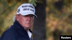 Presiden Donald Trump kembali ke Gedung Putih setelah media-media memberitakan kandidat Partai Demokrat, Joe Biden, diproyeksikan memenangi pemilihan presiden AS 2020, di Washington D.C., Sabtu, 7 November 2020. (Foto: Carlos Barria/Reuters)