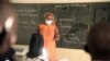 Une enseignante avec ses élèves lors du premier jour de rentrée à Dakar, le 12 novembre 2020.