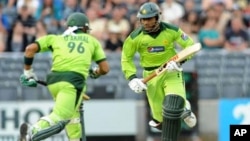 عبدالرزاق نے تین چھکے اور تین چوکے لگائے