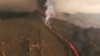 Potongan gambar yang diambil dari video drone menunjukkan aliran lava akibat erupsi dari gunung berapi di Cumbre Vieja, di Pulau La Palma, Kepulauan Canary, Spanyol, pada 26 September 2021. (Foto: Reuters TV via Reuters)