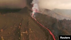 Potongan gambar yang diambil dari video drone menunjukkan aliran lava akibat erupsi dari gunung berapi di Cumbre Vieja, di Pulau La Palma, Kepulauan Canary, Spanyol, pada 26 September 2021. (Foto: Reuters TV via Reuters)