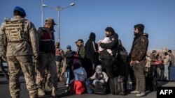 Refugjatët sirianë që jetojnë në Turqi presin në radhë tek kalimi kufitar në mes Turqisë dhe Sirisë për t'u kthyer në Siri më 9 dhjetor, 2024/AFP 