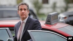 Michael Cohen, Pengacara pribadi Donald Trump, keluar dari taksi setibanya di Gedung Capitol di Washington, 19 September 2017. (Foto: dok).