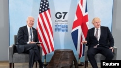 Presiden AS Joe Biden bersama PM Inggris Boris Johnson menjelang KTT G-7 di Carbis Bay, Cornwall, Inggris, 10 Juni 2021. (REUTERS/Toby Melville/Pool)