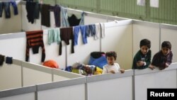 Anak-anak di tempat penampungan bagi pengungsi di bekas bandara Tempelhof, Berlin, Jerman, 9 Desember 2015. 