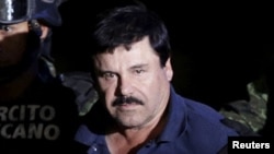 ARSIP – Gembong narkoba Joaquin ‘El Chapo’ Guzman yang telah berhasil ditangkap kembali dikawal para serdadu di hangar milik Kantor Jaksa Agung (8/1). Mexico City, Mexico (foto: REUTERS/Henry Romero)