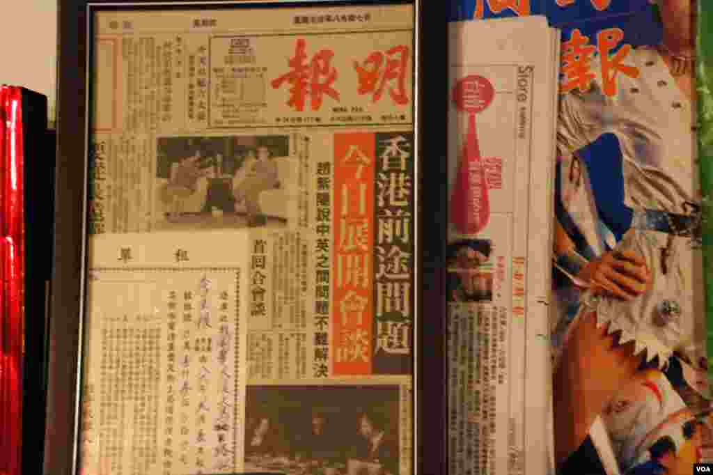 Ms. Koo&rsquo;s bookstore and café is decorated with Hong Kong news reports published before its handover to China in 1997, Tainan City, Taiwan. (Iris Tong/VOA) 