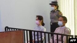FILE - Foto selebaran yang diambil pada 24 Mei 2021 dan dirilis oleh Kementerian Penerangan Myanmar pada 26 Mei menunjukkan pemimpin sipil yang ditahan Aung San Suu Kyi (kiri) dan presiden Win Myint (kanan) yang ditahan selama sidang pengadilan pertama mereka di Naypyidaw.