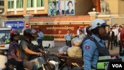 ទិដ្ឋភាព​នៅ​​មុខ​សាលា​ដំបូង​រាជធានី​ភ្នំពេញ​ក្នុង​ថ្ងៃ​សវនាការជំនុំជម្រះលើលោក កឹម សុខា ចាប់ផ្តើមនៅព្រឹកថ្ងៃទី១៥ ខែមករា នេះ ដោយមានការរឹតបន្តឹងសន្តិសុខ។ (ស៊ុន ណារិន/VOA Khmer)