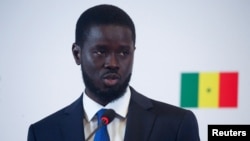 Cette dissolution vise à donner à Bassirou Diomaye Faye une majorité stable pour gouverner alors que la précédente législature, élue en 2022 et où continue à dominer le camp de l'ancien président Macky Sall, lui était hostile.