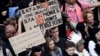 Para aktivis perubahan iklim melakukan aksi unjuk rasa di Brussels, Belgia, pada 10 Oktober 2021, untuk meningkatkan kesadaran akan pentingnya melakukan tindakan melawan perubahan iklim. (Foto: AFP/Kenzo Tribouillard)