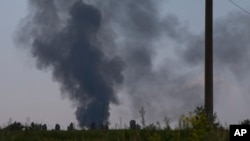 Ukraina vertolyoti urib tushirilishi oqibatida paydo bo'lgan qora tutun, 29-may, 2014-yil.
