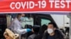 Seorang pria sedang melakukan uji COVID-19 di Manhattan, New York, 8 Desember 2021. (Foto: Reuters)