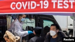 Seorang pria sedang melakukan uji COVID-19 di Manhattan, New York, 8 Desember 2021. (Foto: Reuters)