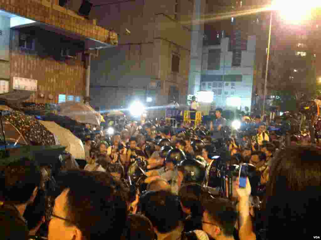 8点半左右,示威者手举雨伞再次冲击警方防线,警方则狂喷辣椒喷剂还击。警方调派大批警员增援,并将配备防暴头盔的警员派至一线与示威者对峙。警方不断呼吁示威者保持冷静,不要冲击警方防线,要求示威者尽快离开。