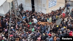 Orang-orang Palestina berdesakan untuk menerima bantuan roti dari sebuah toko roti di tengah konflik antara Hamas dan Israel di Deir al-Balah di pusat Gaza, Jumat, 29 November 2024. (Foto: Abd Elhkeem Khaled/Reuters)