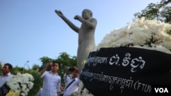 កម្រង​ផ្កាដែល​អ្នក​ចូលរួម​ដាក់​នៅ​ខាង​មុខ​រូប​សំណាក​របស់​លោក ជា វិជ្ជា ក្នុង​ពិធី​​គោរព​វិញ្ញាណ​ក្ខន្ធ​លោក ក្បែរ​វិមាន​ឯករាជ្យ​ នៅ​រាជធានី​ភ្នំពេញ ​នា​ថ្ងៃ​ទី២២​ ខែ​មករា​ ឆ្នាំ២០១៨។ (កាន់​ វិច្ឆិកា/VOA)​