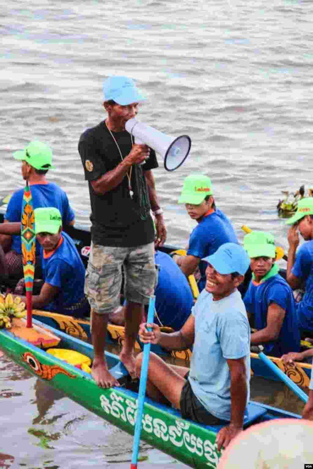 Boats competing in the 2014 Water Festival. (Nov Povleakhena/VOA Khmer) 