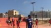Au stade de Yoff, des amateurs de la balle orange suivent les jeunes prodiges du basket, au Sénégal, le 30 août 2021. 