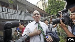 Wartawan Australia Ross Dunkley, pendiri Myanmar Times, berbicara kepada wartawan setelah proses peradilannya selesai di wilayah Kamaryut, di ibukota Yangon hari Kamis (30/6).