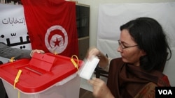 Warga Tunisia di Maroko sedang akan memasukkan surat suaranya di TPS di Kedutaan Tunisia di ibukota Maroko, Rabat (21/10).