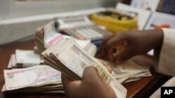 Wani yana kirga kudaden Najeriya