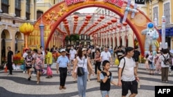 ភ្ញៀវទេសចរ​ចិន​ដើរ​នៅ​សួន Senado Square ក្នុង​ទីក្រុងម៉ាកាវ​កាលពីថ្ងៃទី៣ តុលា ឆ្នាំ ២០២៣។