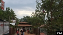 Visitors tour the Cambodian Landmine Museum on Saturday, Siem Reap, Cambodia January 9, 2016. (Hul Reaksmey/VOA)