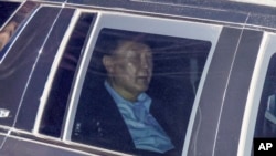 Presiden Korea Selatan yang dimakzulkan Yoon Suk Yeol duduk di dalam mobil dalam perjalanan ke pusat penahanan di Uiwang, Korea Selatan, 15 Januari 2025. (Foto: Kim Sung-min/Yonhap via AP)