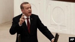 Turkiya rahbari Rajab Toyib Erdog'an qonunchilarga murojaat qilmoqda, 1-oktabr, 2016-yil.