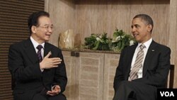 Pertemuan Obama – Wen diadakan mendadak Sabtu pagi, sebelum para pemimpin KTT Asia Timur mengadakan sesi pleno formal dan makan siang.
