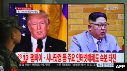 Presiden AS Donald Trump (kiri) dan Pemimpin Korea Utara Kim Jong-un, dalam penayangan berita di layar televisi stasiun kereta api di Soul, Korea Selatan, 9 Maret 2018. (Foto: dok).