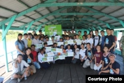 Young Eco Ambassador conducted a training session with 20 school children as part of their field study trip to Pursat and Kompong Chhnang province in July 2018. (Courtesy photo of Young Eco Ambassador)