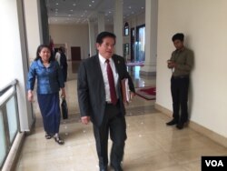 លោក យ៉ែម បុញ្ញាឬទ្ធិ អ្នកនាំពាក្យ​គណបក្ស​សង្គ្រោះ​ជាតិ ចូលរួម​កិច្ច​ប្រជុំ​គណៈកម្មាធិការ​អចិន្រ្តៃយ៍​នៃ​សភា ដែល​ធ្វើ​ឡើង​នៅ​សភា​កាលពី​ថ្ងៃ​ទី​២៨ ខែកញ្ញា ឆ្នាំ២០១៦។ (ហ៊ុល រស្មី/VOA)