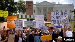 Para demonstran menuntut investigasi atas pemecatan Direktur FBI James Comey dalam aksi di depan Gedung Putih (10/5).