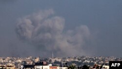 Picha ya Jumatatu ikionyesha moshi kutokana na mashambulizi mjini Khan Yunis huko Gaza