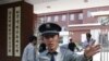 保安在陈光诚就医的北京朝阳医院大门外示意不许拍照。